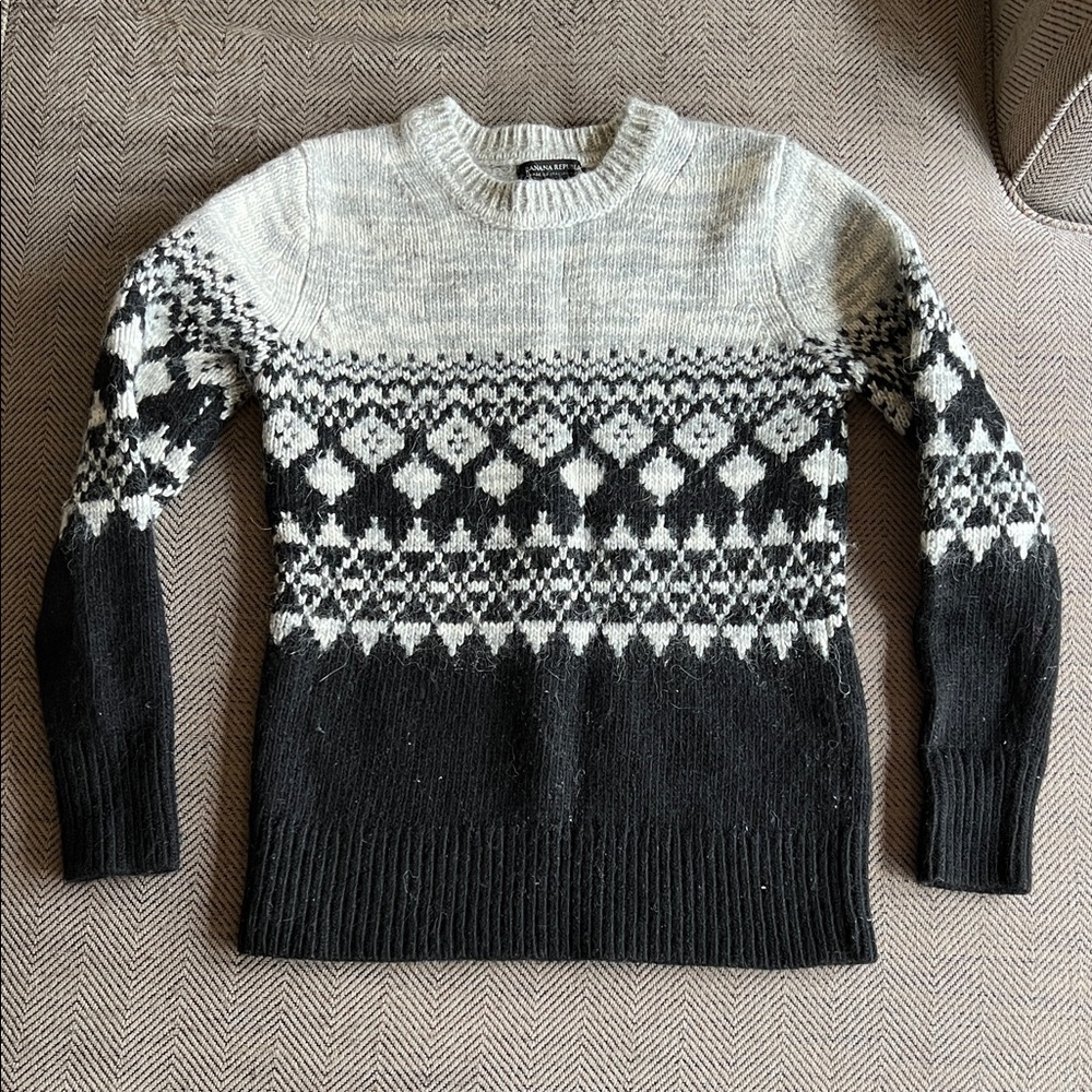 Banana Republic size small Black and White Patterned Crewneck Sweater